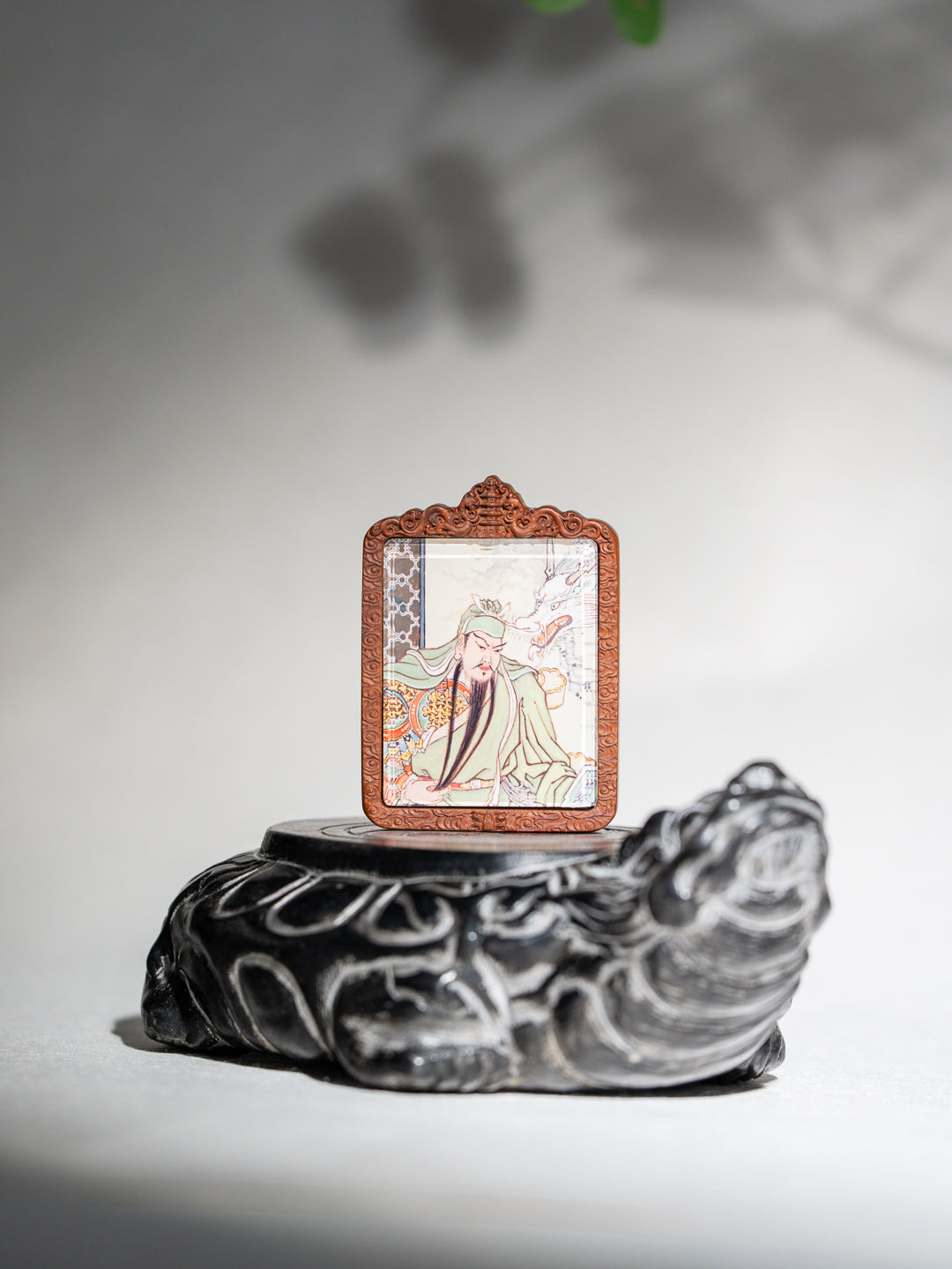 纯手绘关羽/二爷/关圣帝君枣木外壳吊坠唐卡