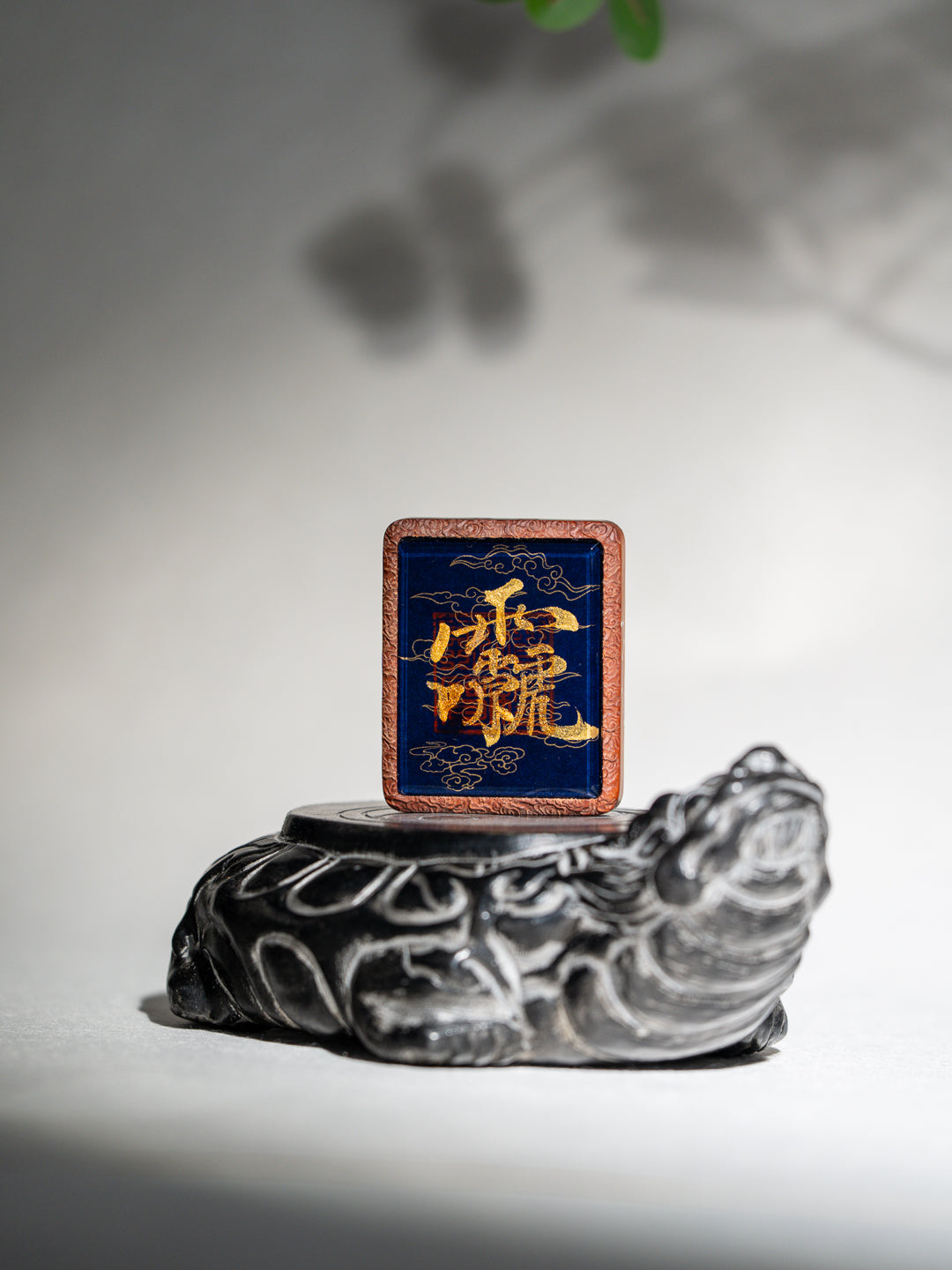 手绘点彩 武相雷祖 枣木外壳 吊坠唐卡