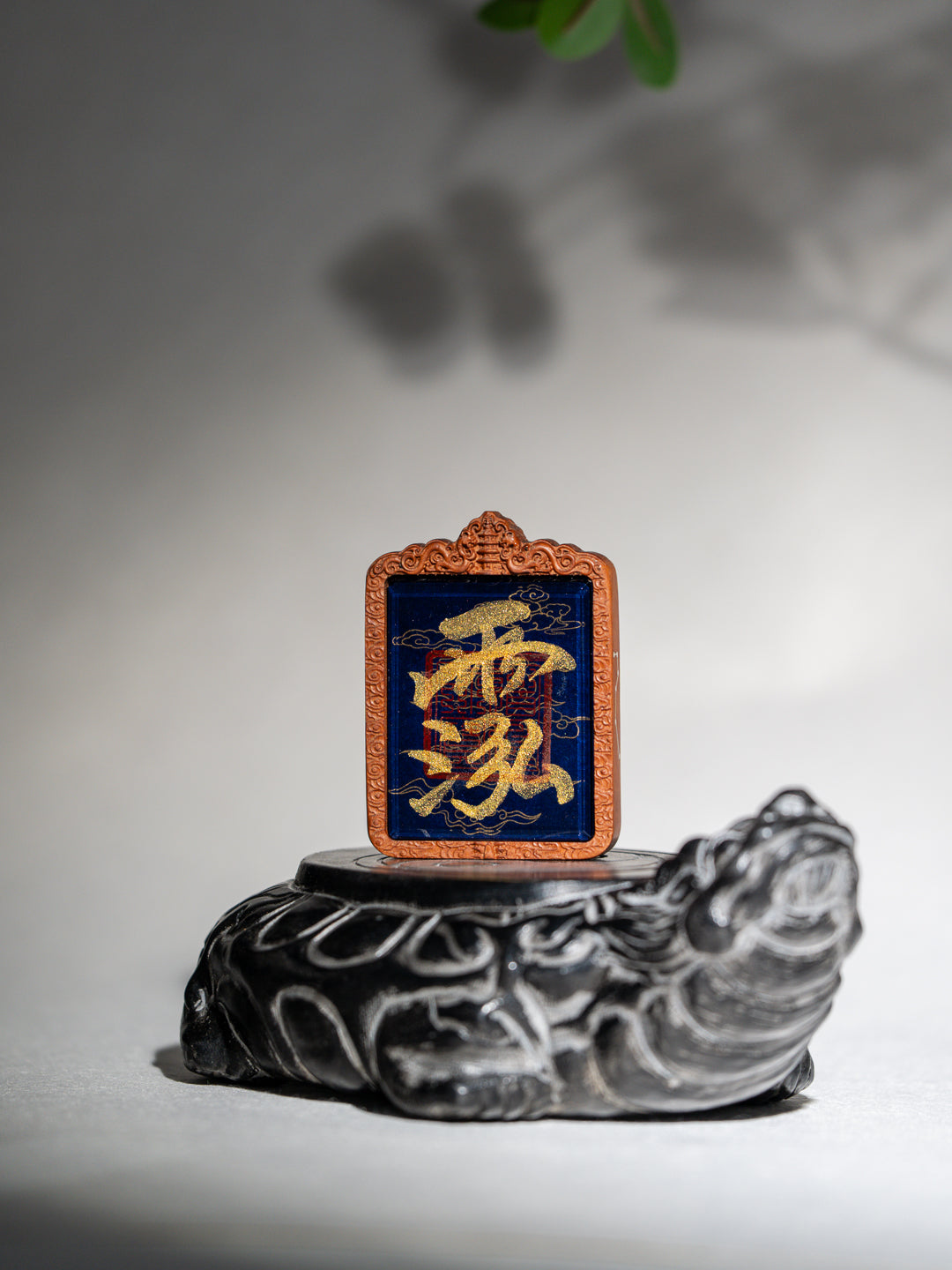 纯手绘玉清元始天尊 枣木外壳吊坠唐卡