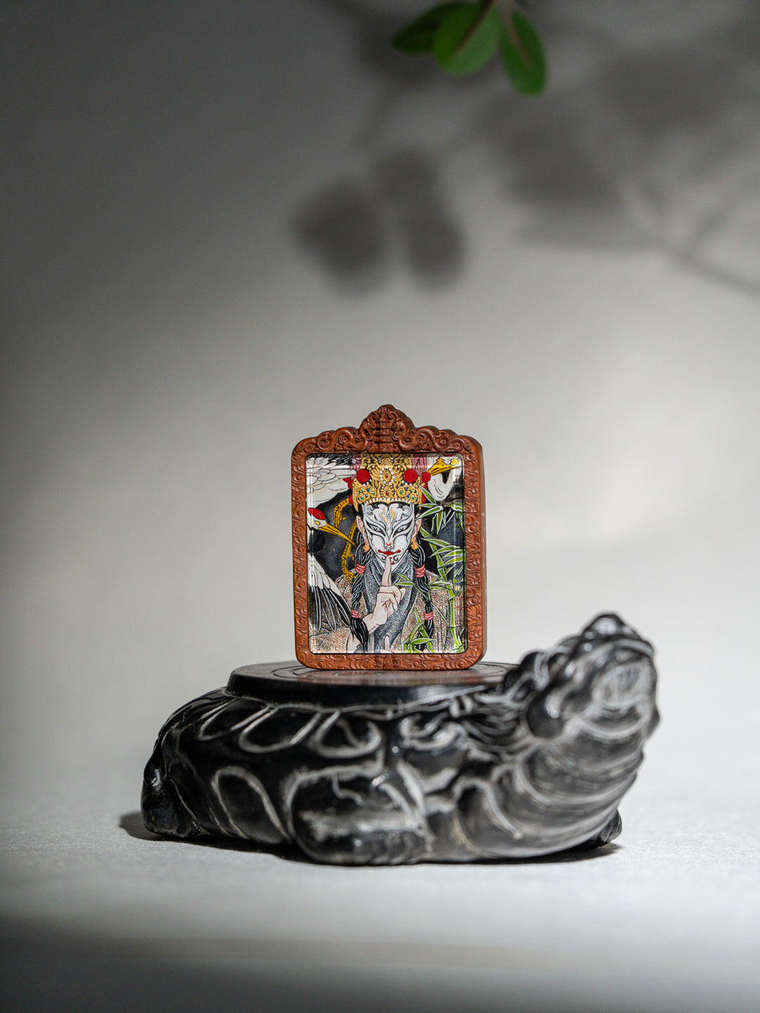 纯手绘 官将首白鹤童子枣木外壳吊坠唐卡