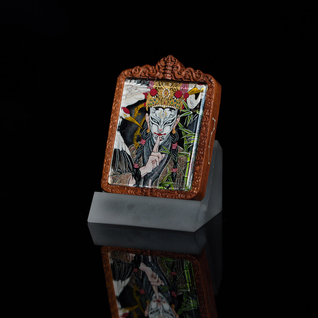 纯手绘 官将首白鹤童子枣木外壳吊坠唐卡