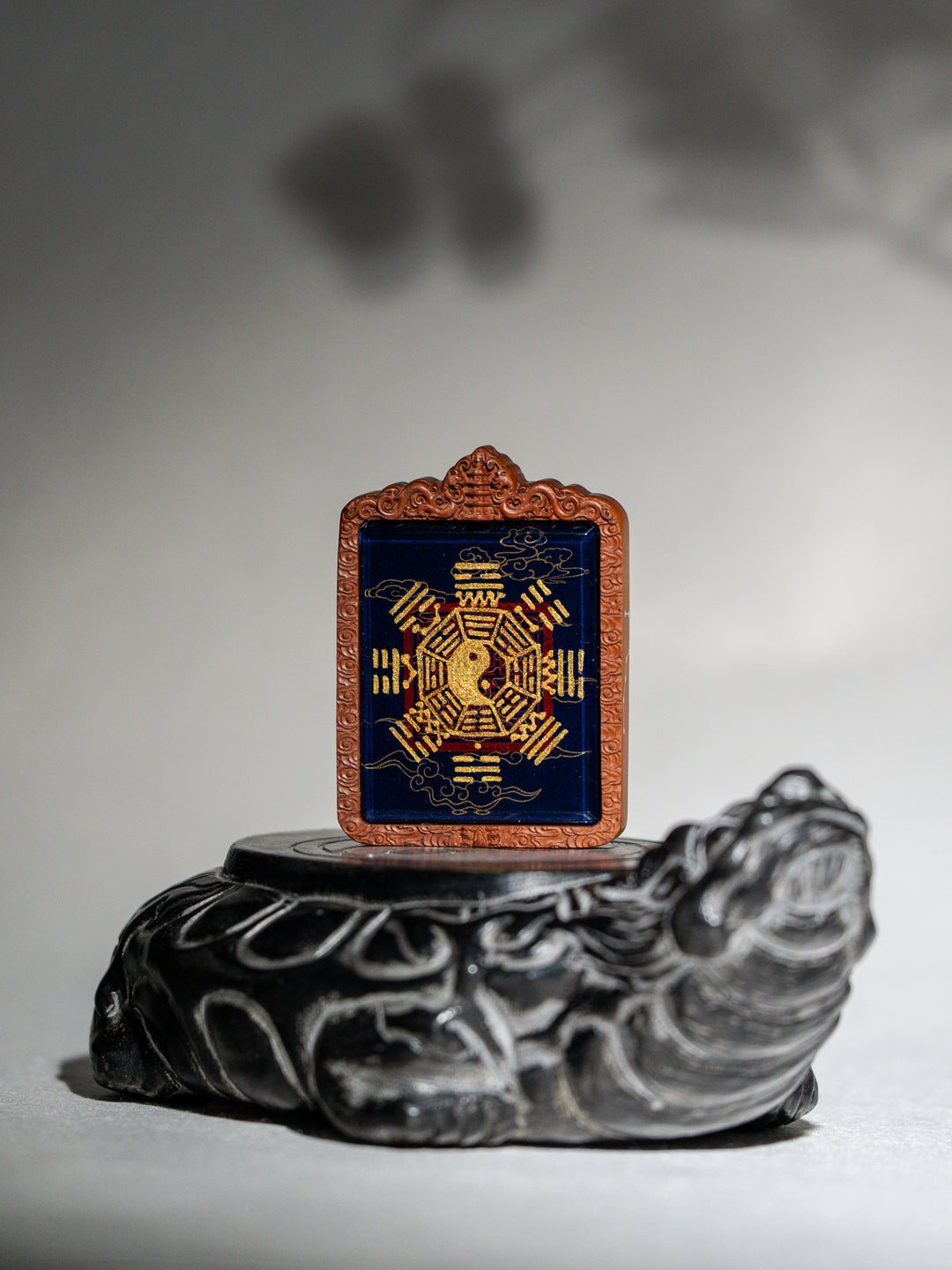 纯手绘 官将首白鹤童子枣木外壳吊坠唐卡