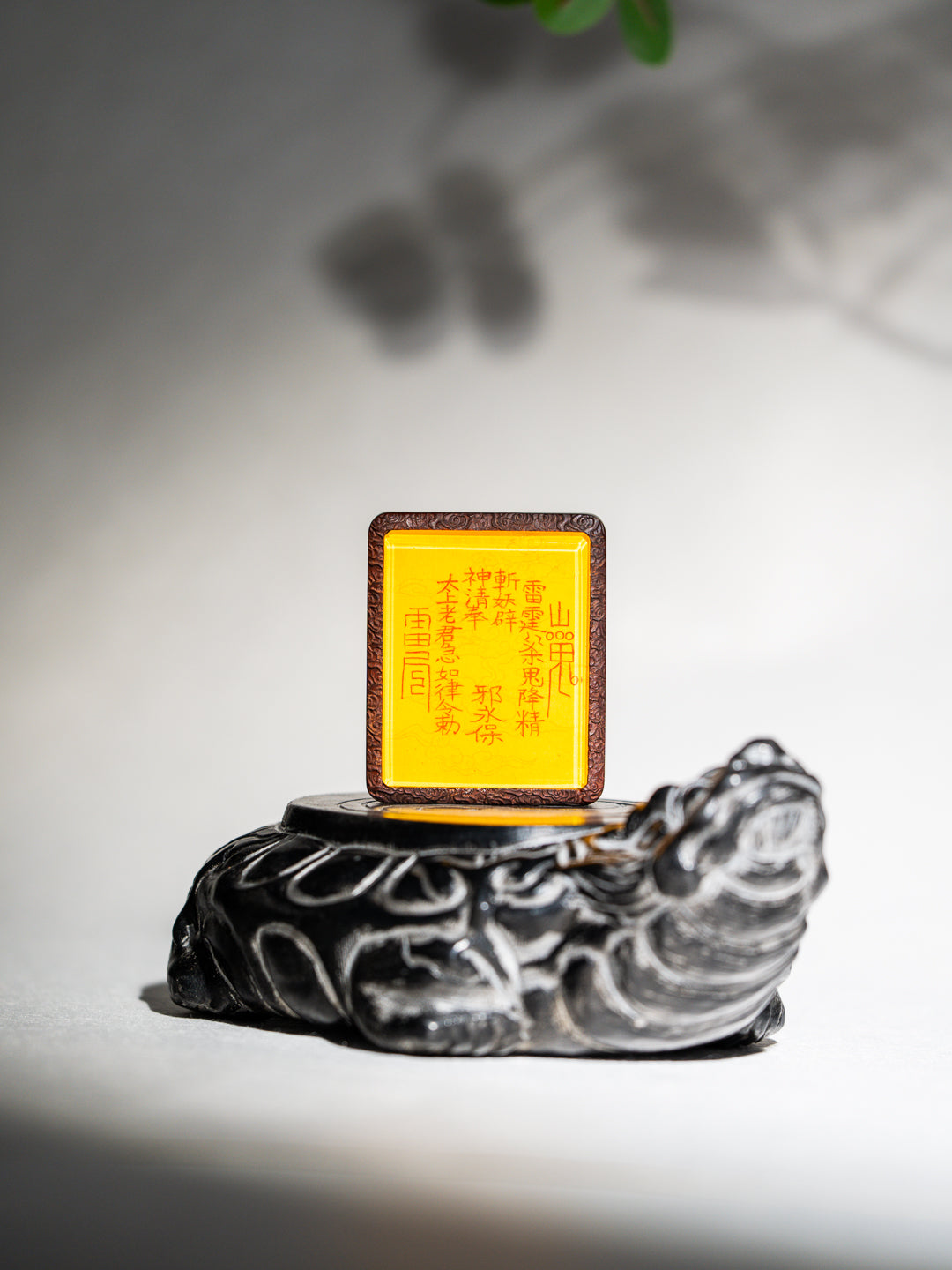 纯手绘 山鬼花钱+八卦图 枣木外壳吊坠唐卡