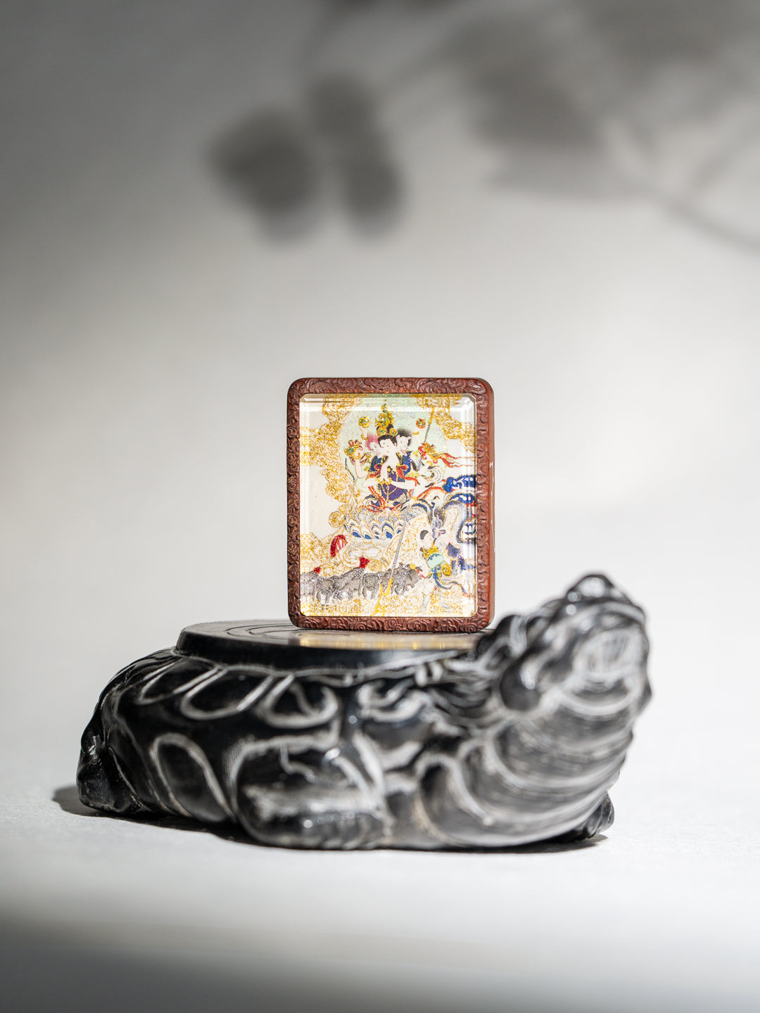 手绘点彩 斗姆元君枣木外壳吊坠唐卡