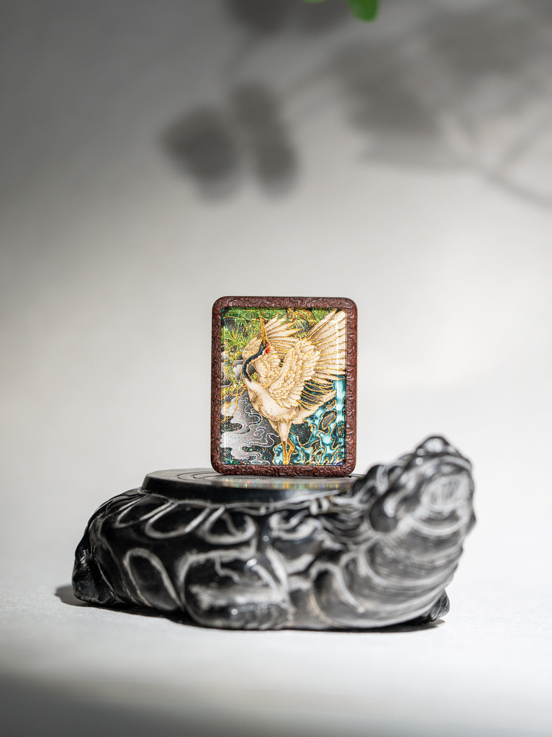 手绘点彩元始侍童白鹤童子枣木外壳吊坠唐卡