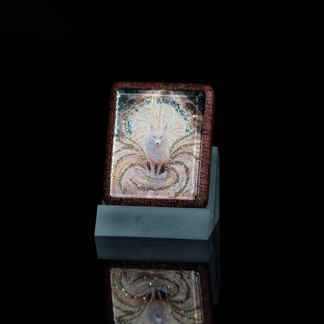 手绘点彩 九尾娘娘 枣木外壳 吊坠唐卡