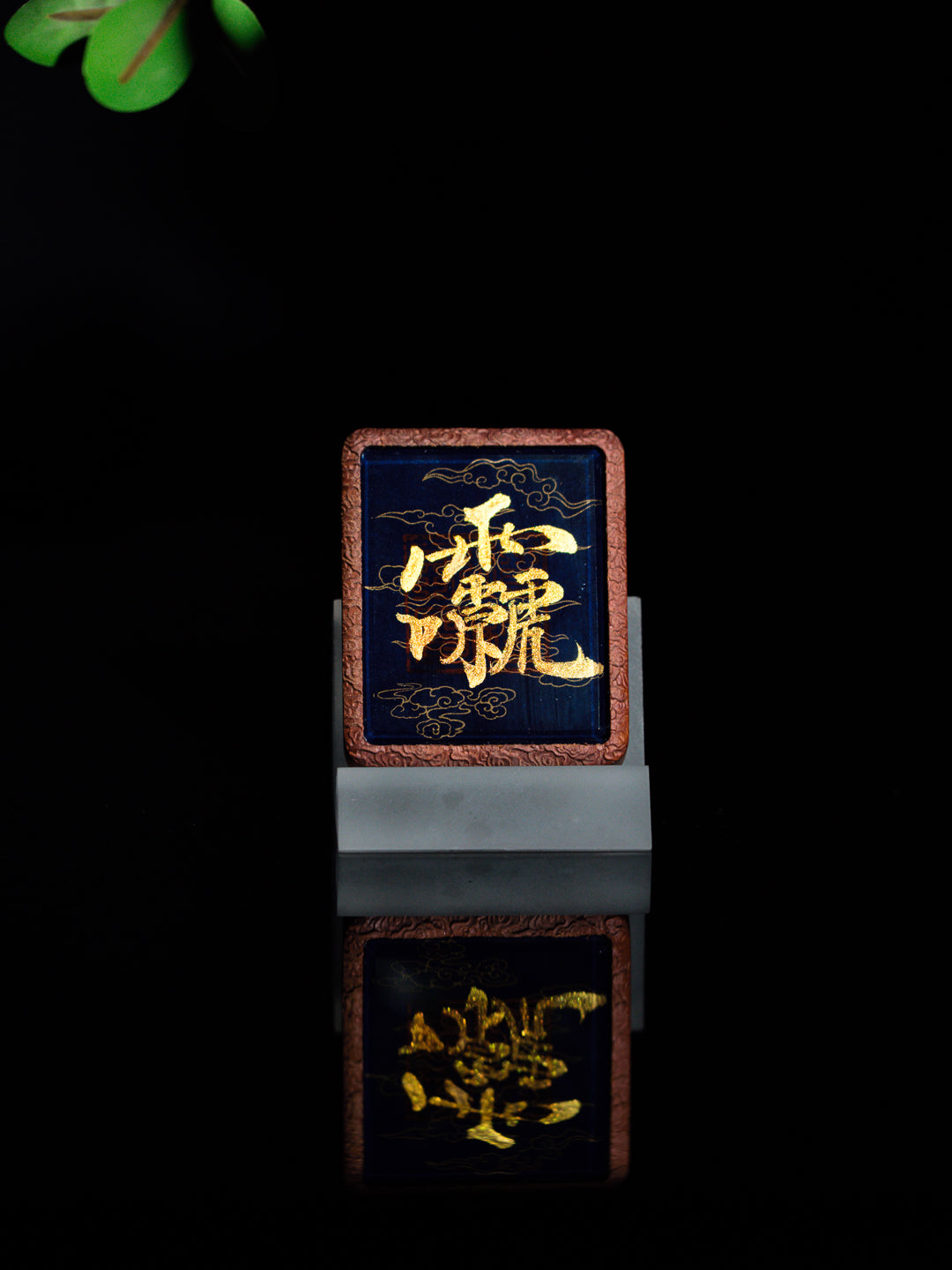 手绘点彩 武相雷祖 枣木外壳 吊坠唐卡