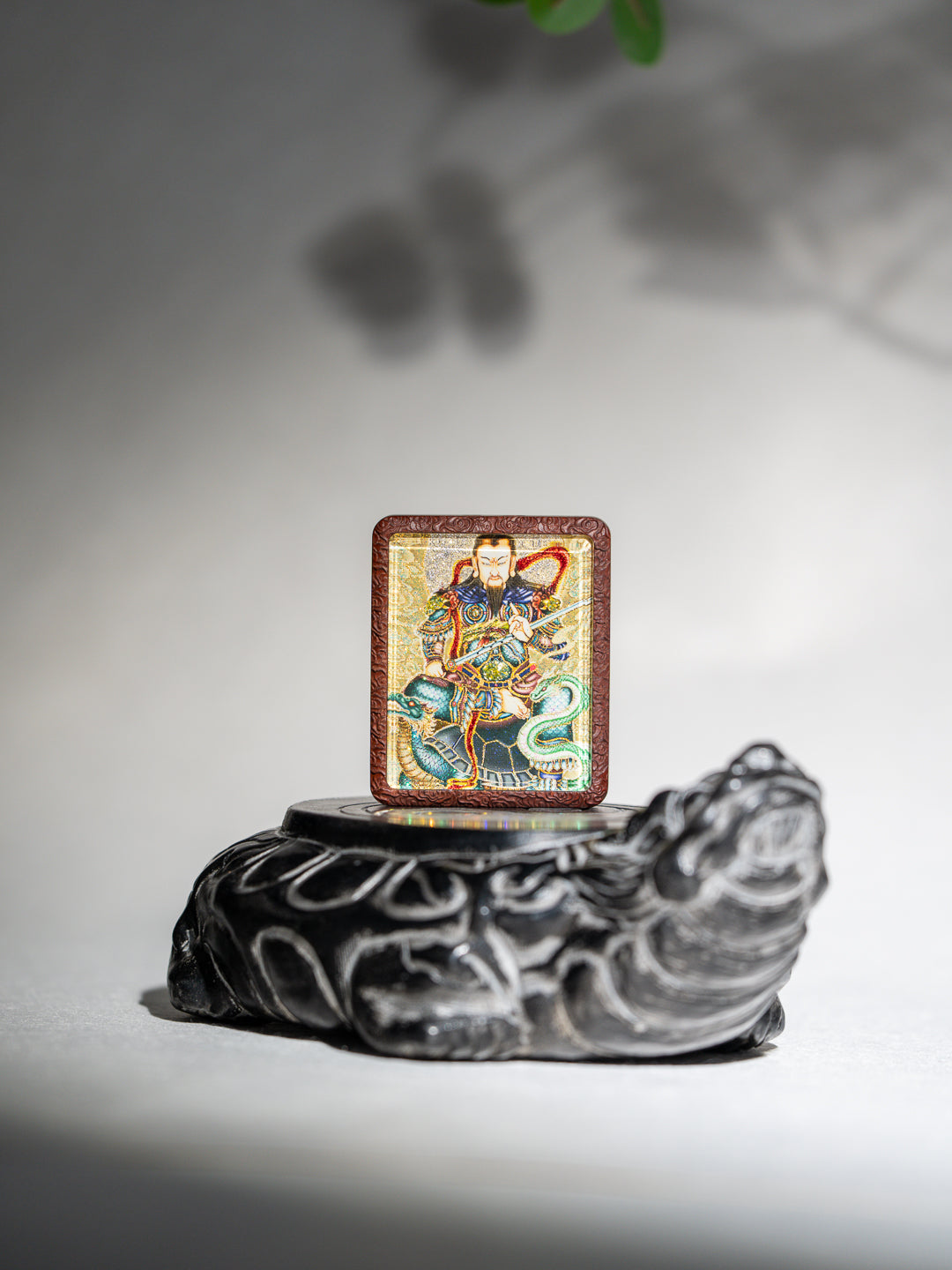 手绘点彩 真武大帝枣木外壳吊坠唐卡