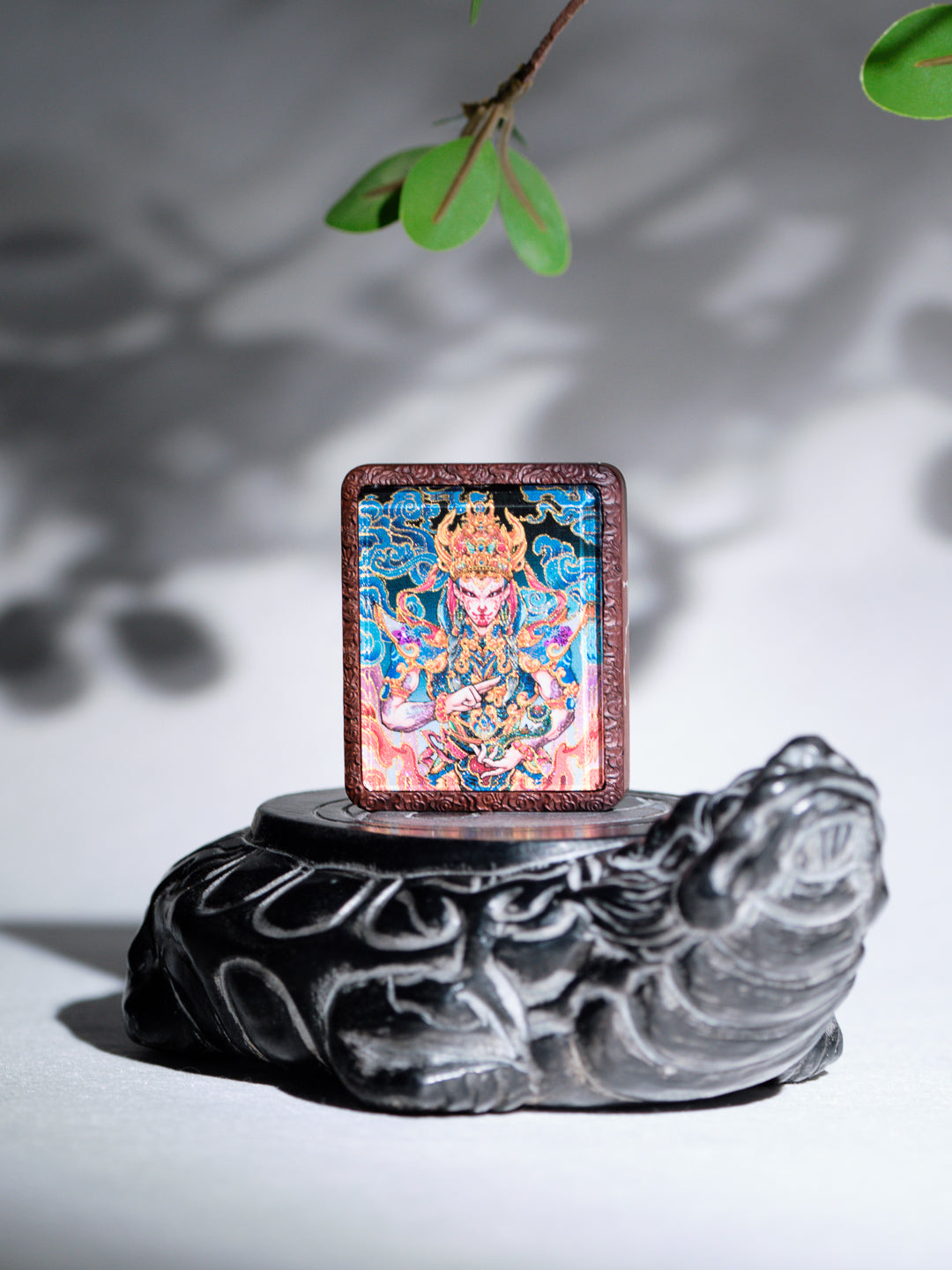 手绘点彩 官将首白鹤童子枣木外壳吊坠唐卡