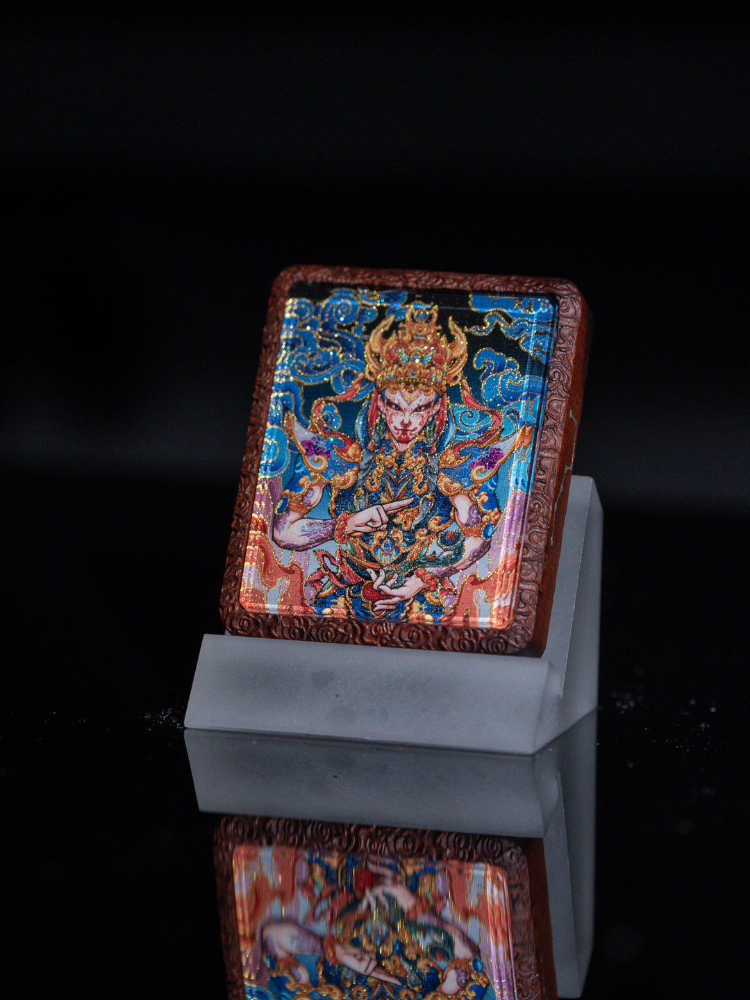 手绘点彩 官将首白鹤童子枣木外壳吊坠唐卡