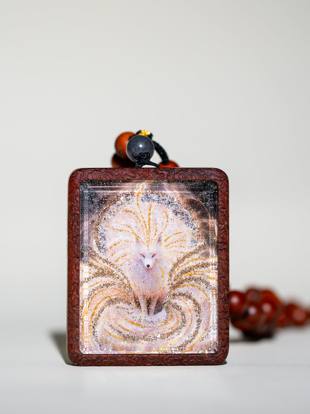 手绘点彩 九尾娘娘 枣木外壳 吊坠唐卡