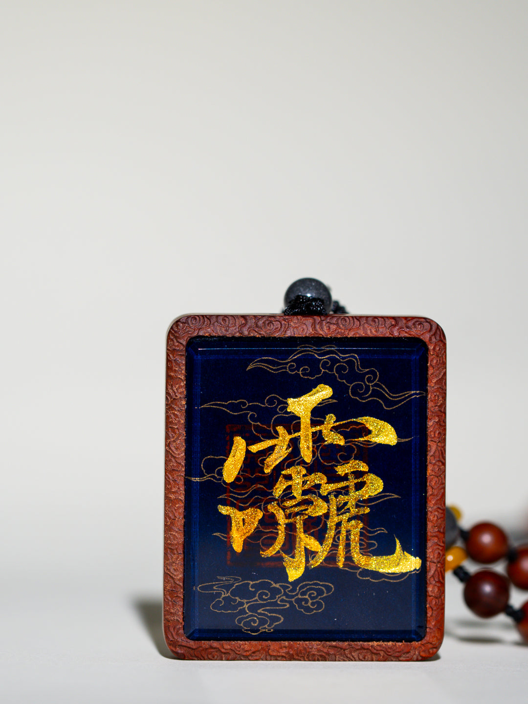 手绘点彩 武相雷祖 枣木外壳 吊坠唐卡