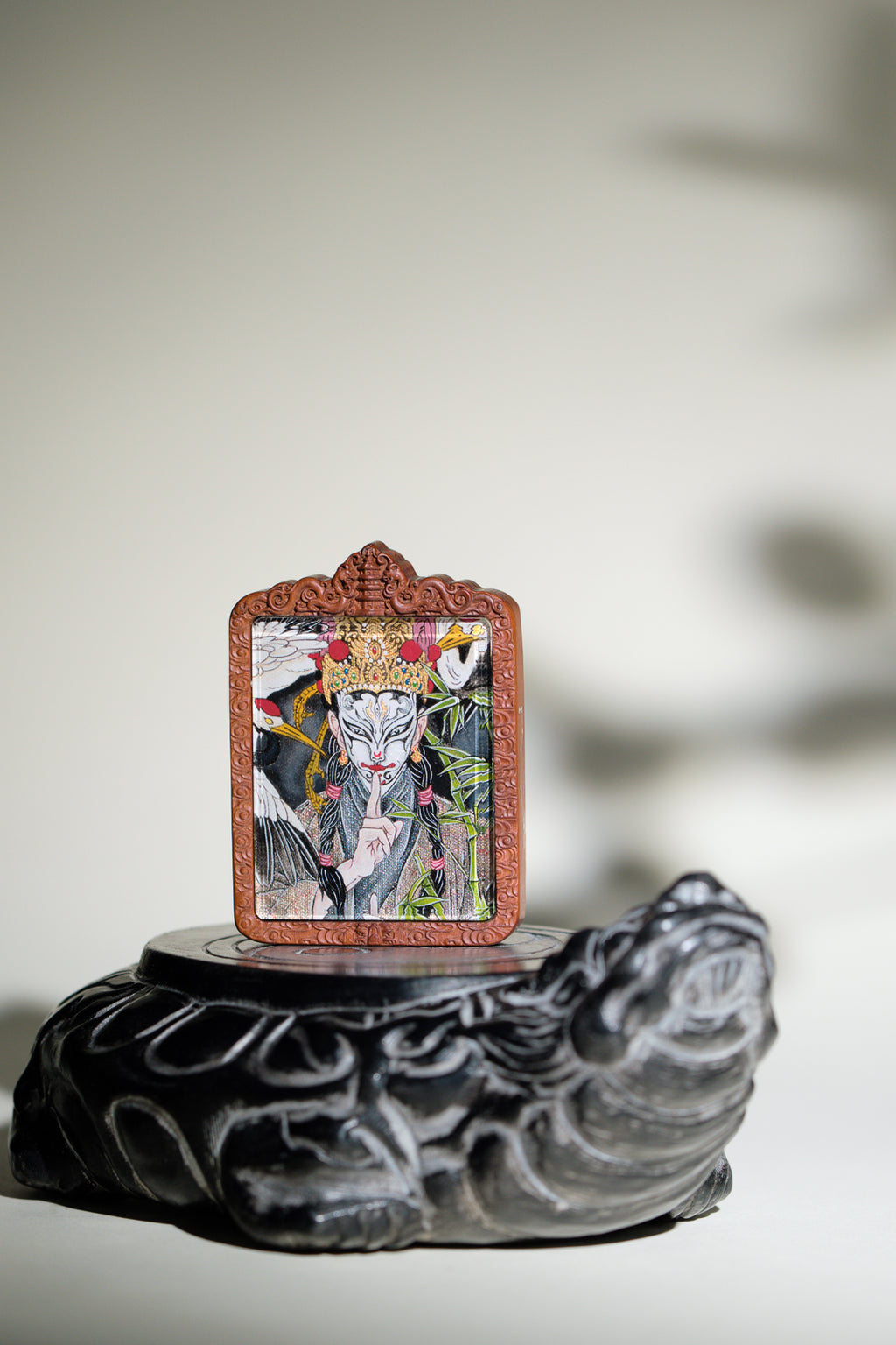 纯手绘 官将首白鹤童子枣木外壳吊坠唐卡