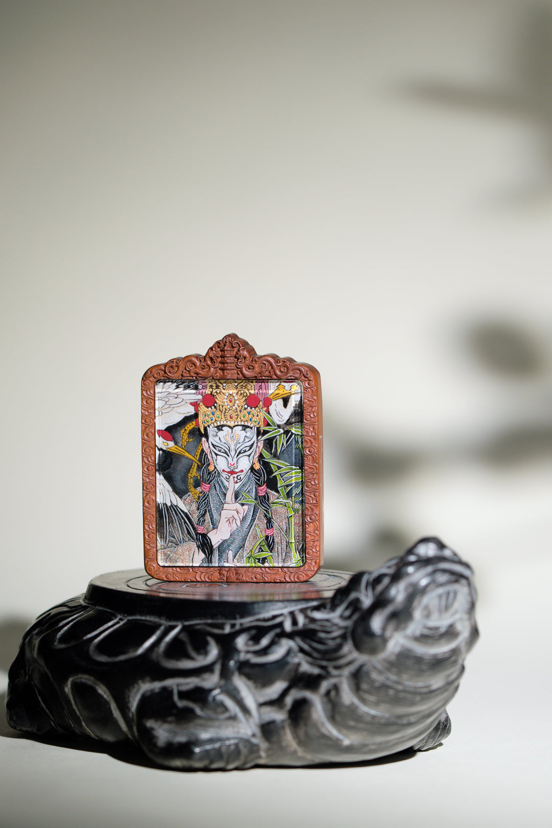 纯手绘 官将首白鹤童子枣木外壳吊坠唐卡