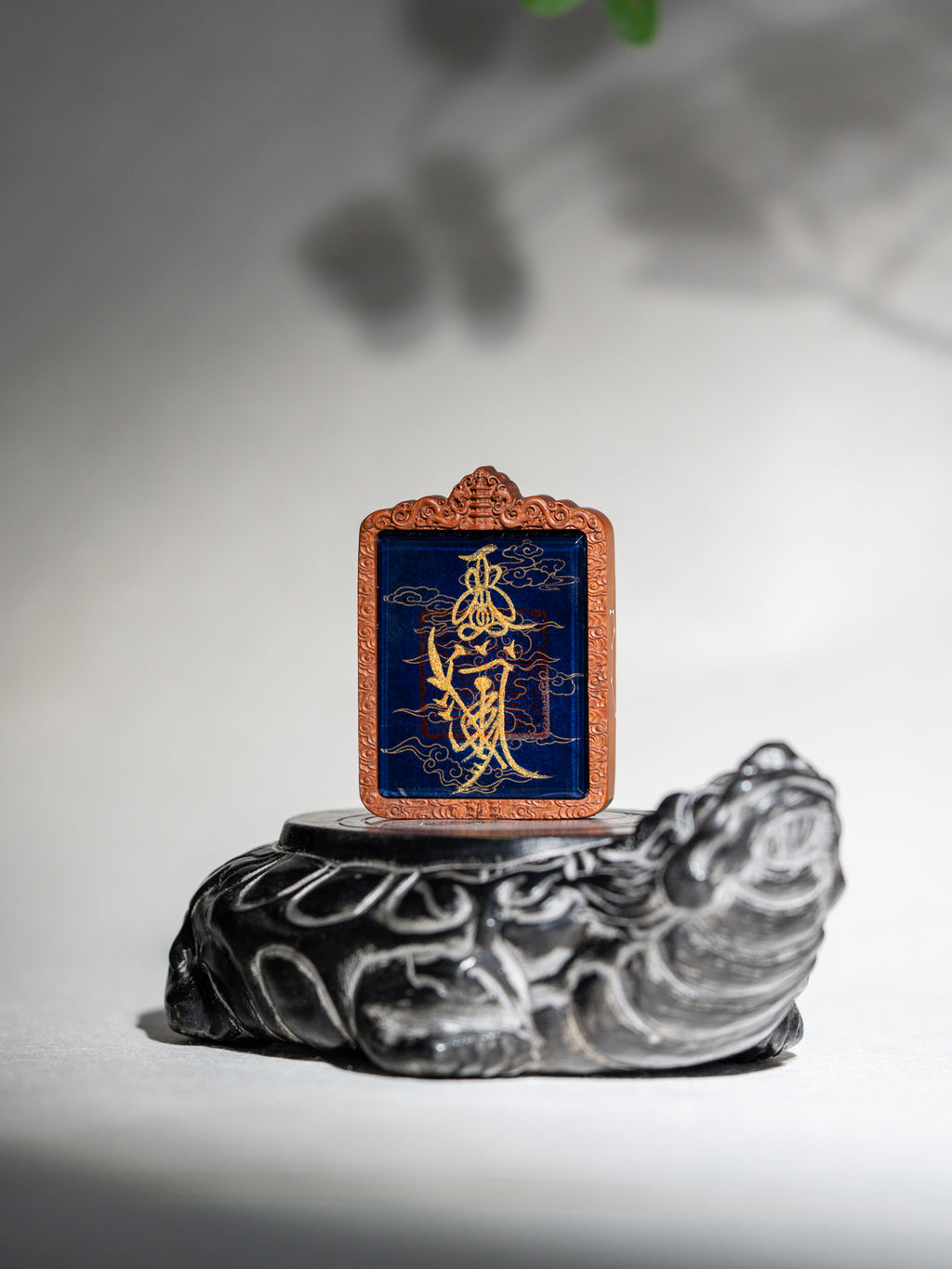 纯手绘关羽/二爷/关圣帝君枣木外壳吊坠唐卡