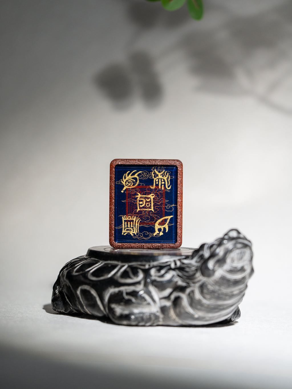 纯手绘五岳真形图+八卦枣木外壳吊坠唐卡