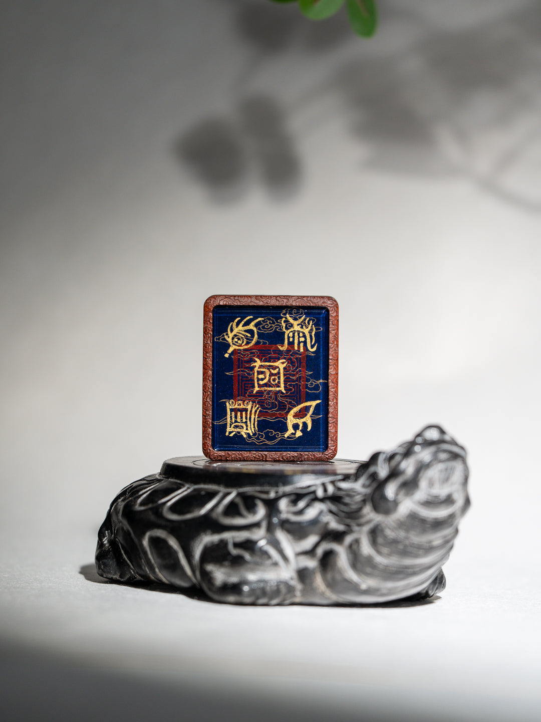 纯手绘五岳真形图+八卦枣木外壳吊坠唐卡