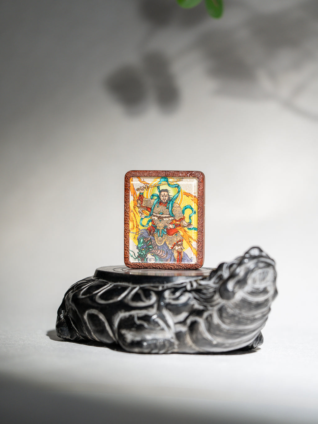 手绘点彩 武相雷祖 枣木外壳 吊坠唐卡