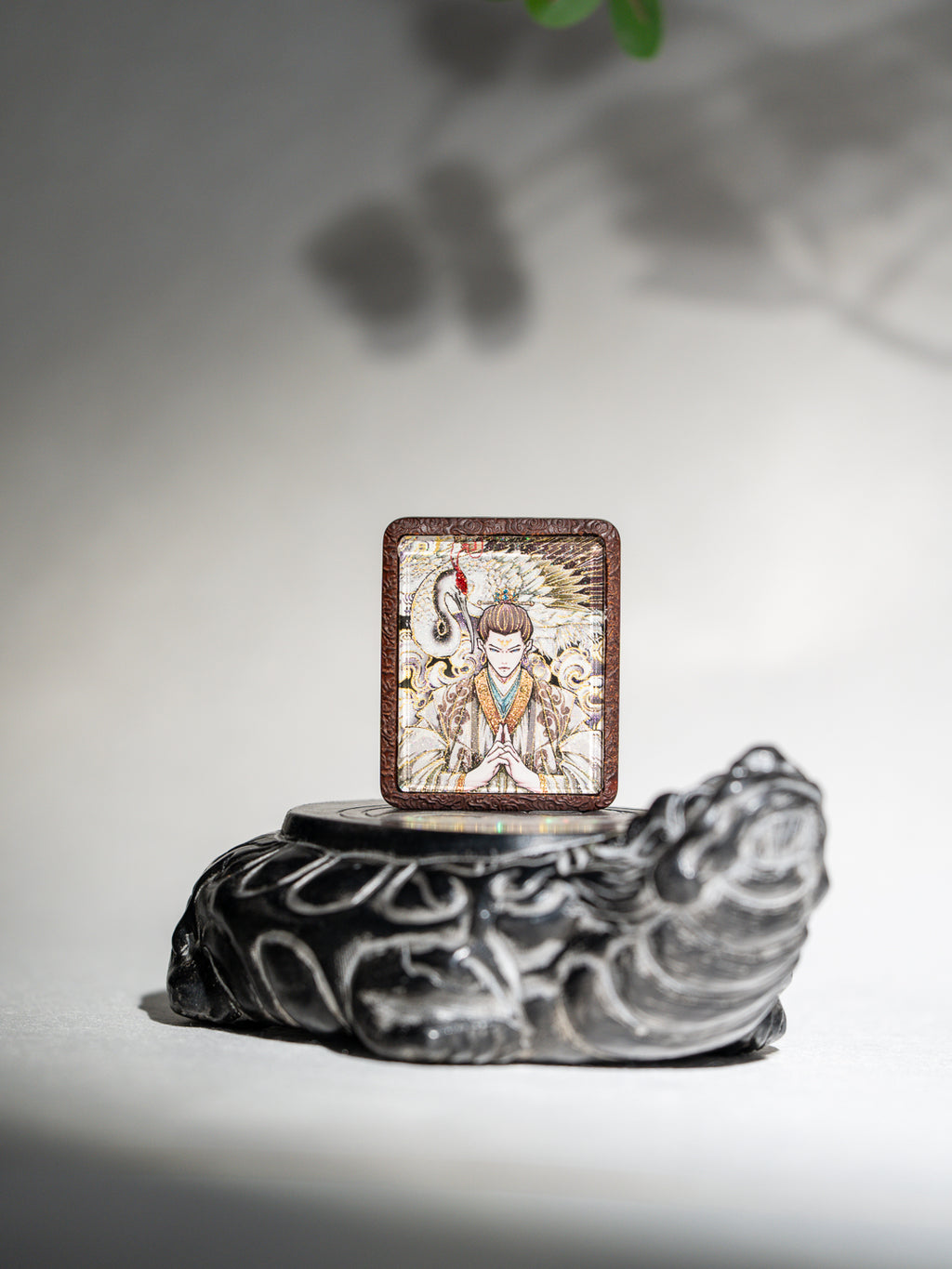 手绘点彩元始侍童白鹤童子枣木外壳吊坠唐卡