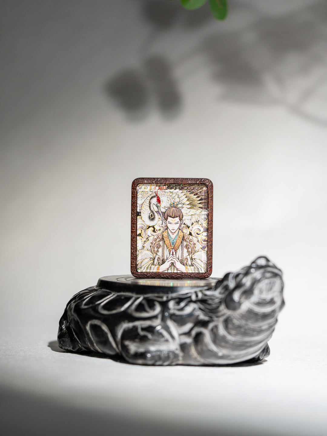 手绘点彩元始侍童白鹤童子枣木外壳吊坠唐卡