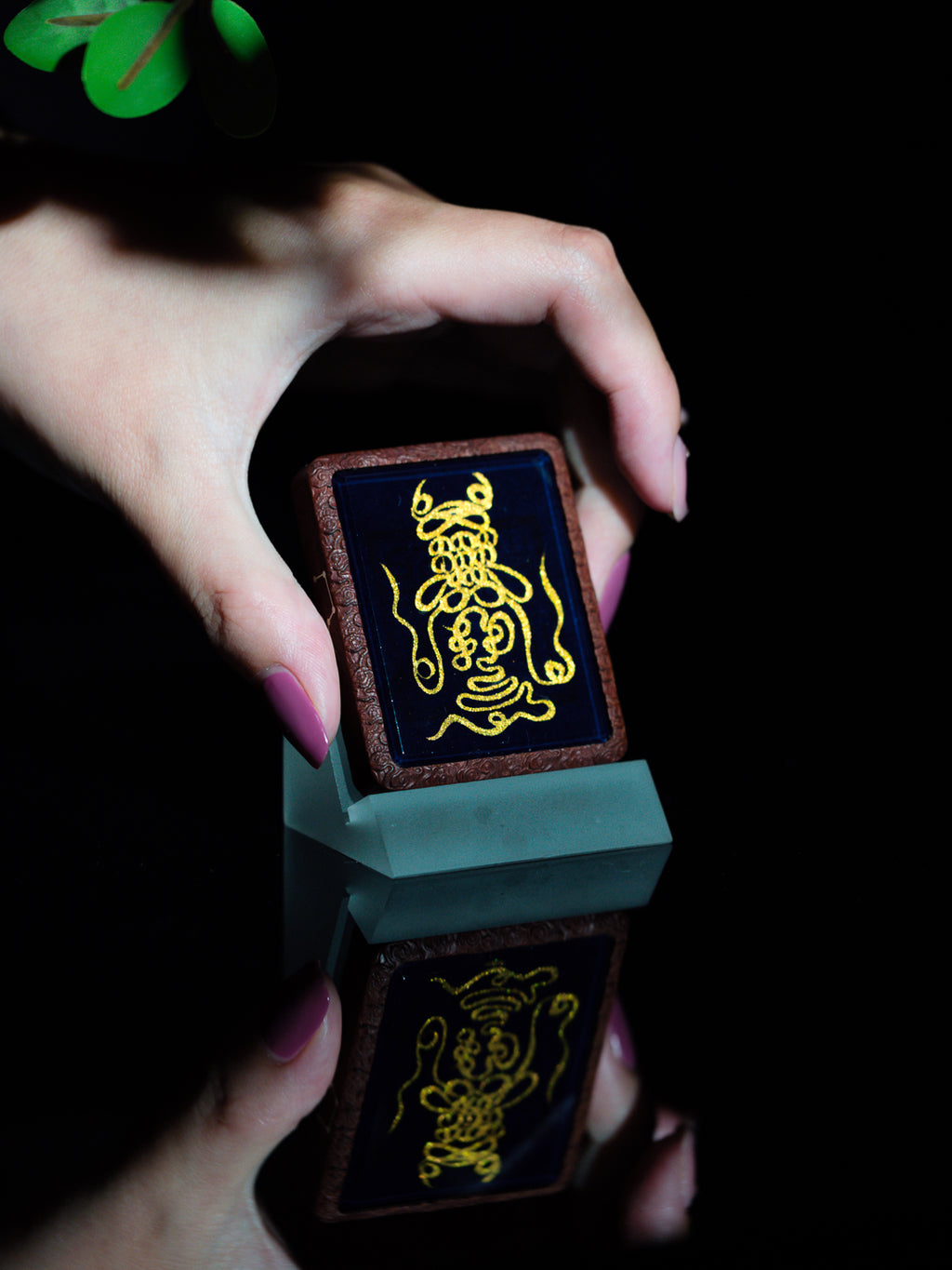 手绘点彩 真武大帝枣木外壳吊坠唐卡