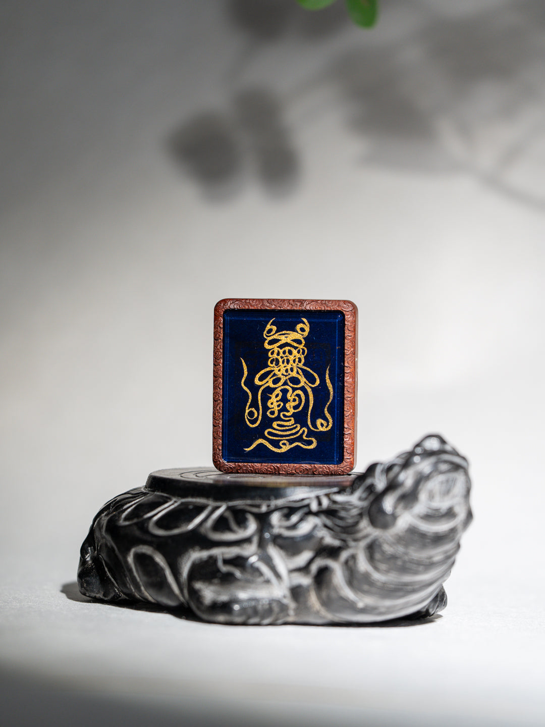 手绘点彩 真武大帝枣木外壳吊坠唐卡