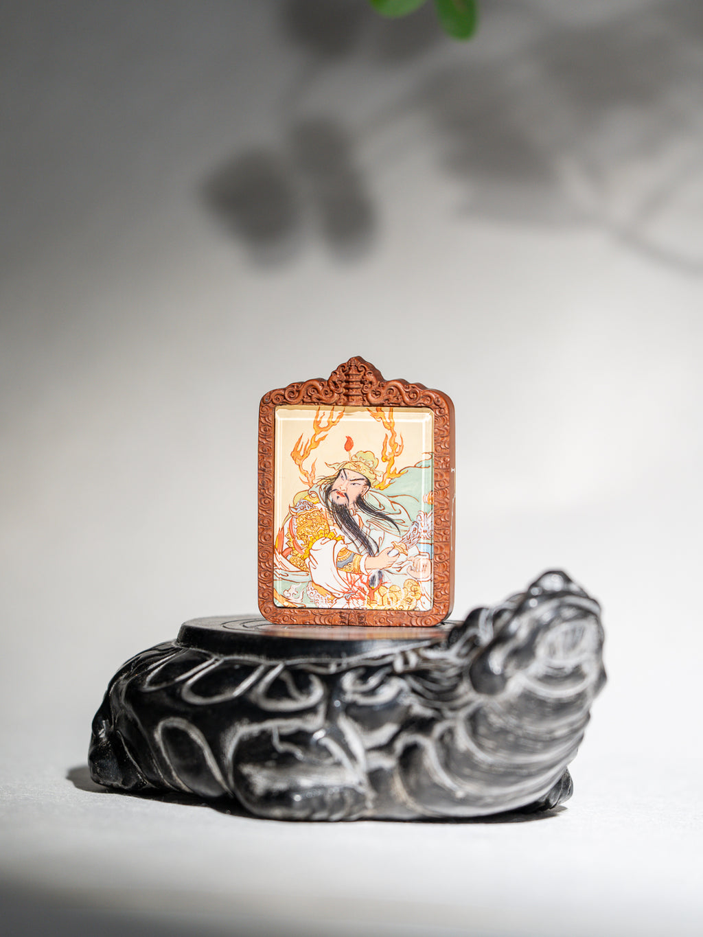 纯手绘关羽/二爷/关圣帝君枣木外壳吊坠唐卡