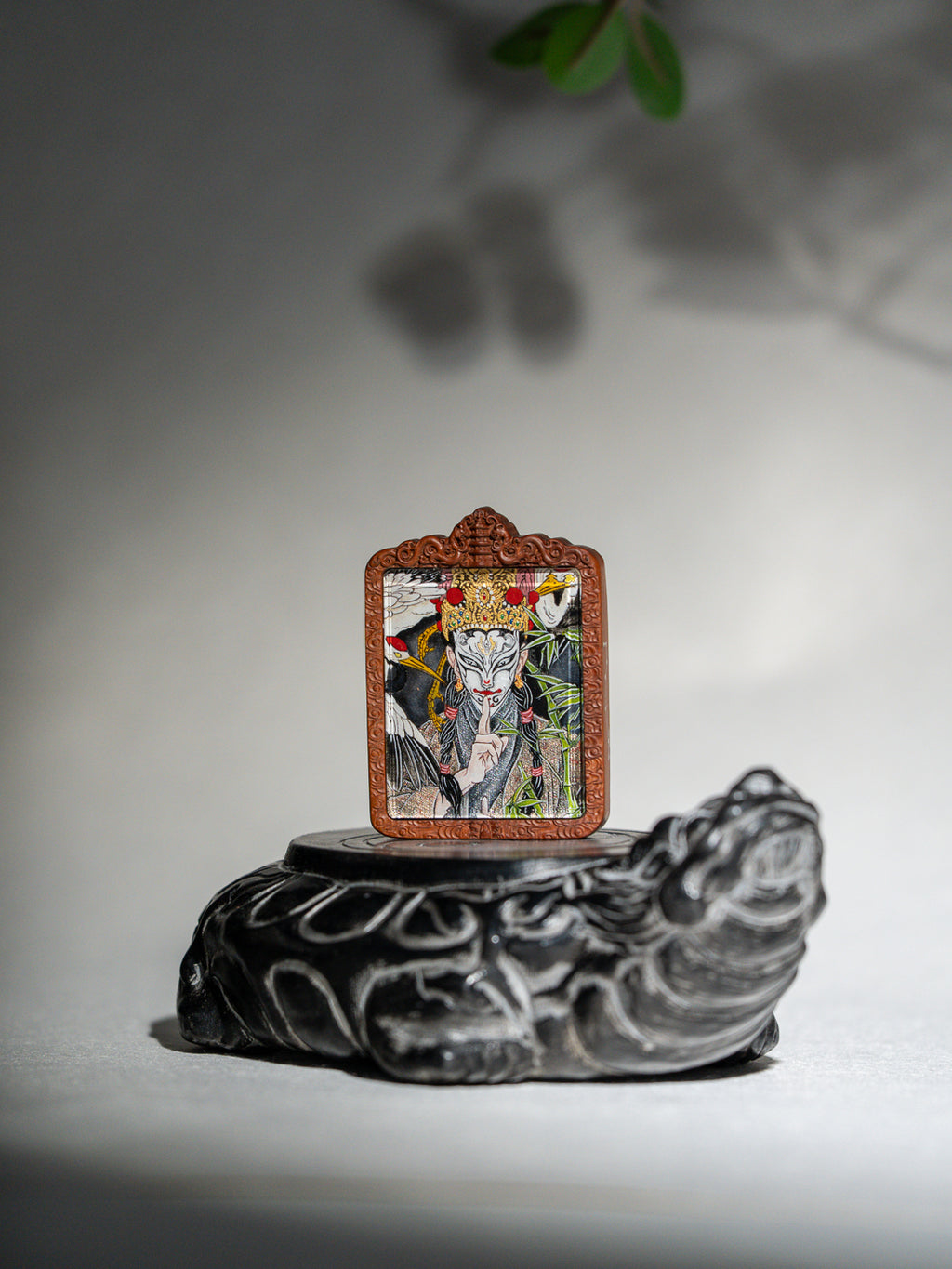 纯手绘 官将首白鹤童子枣木外壳吊坠唐卡