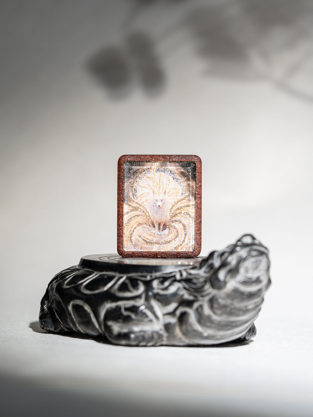 手绘点彩 九尾娘娘 枣木外壳 吊坠唐卡