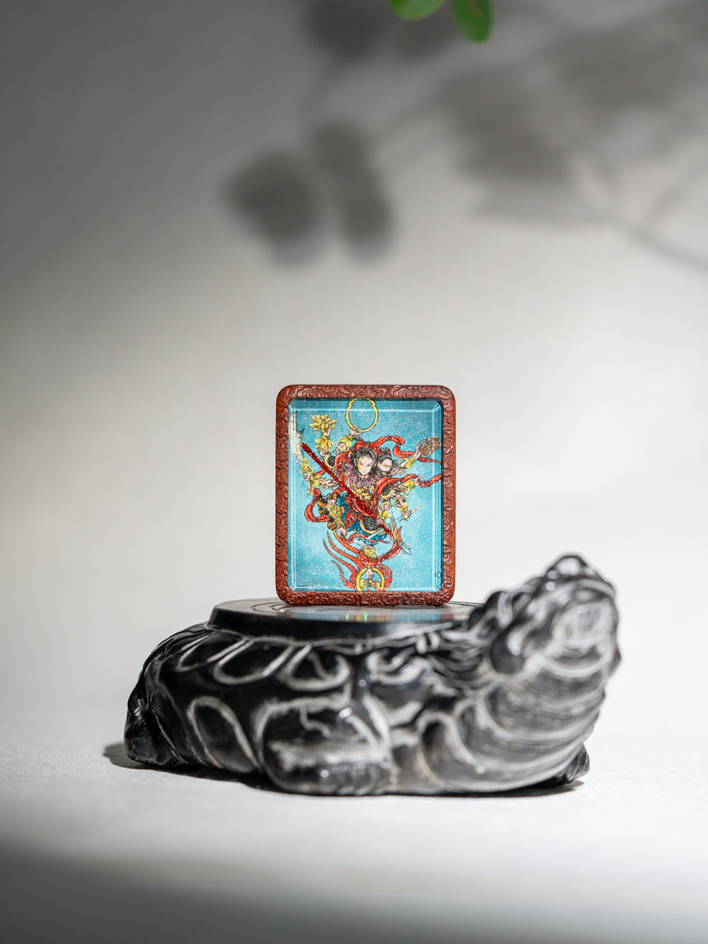 手绘点彩 哪吒 枣木外壳 小吊坠唐卡