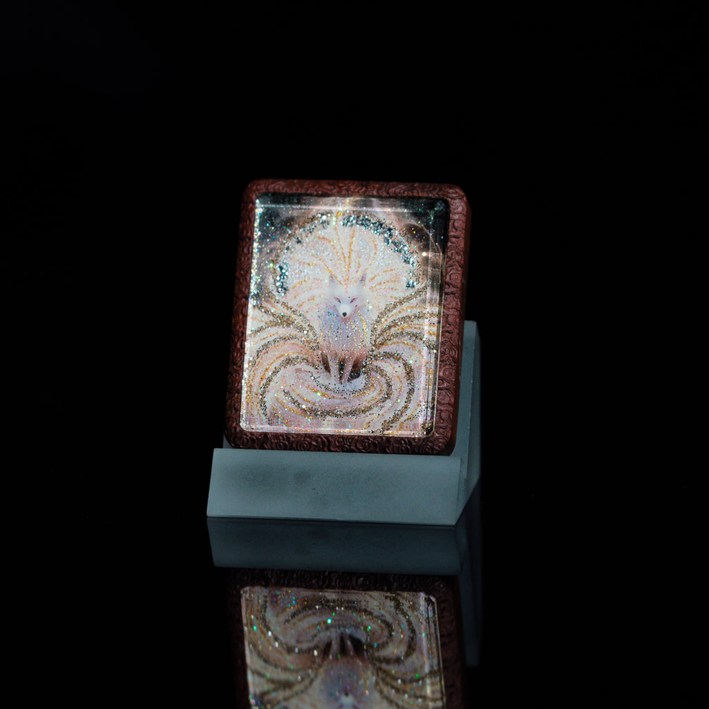 手绘点彩 九尾娘娘 枣木外壳 吊坠唐卡