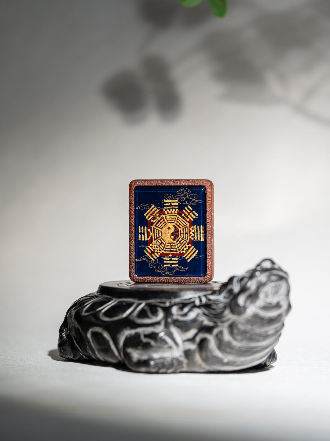 纯手绘五岳真形图+八卦枣木外壳吊坠唐卡