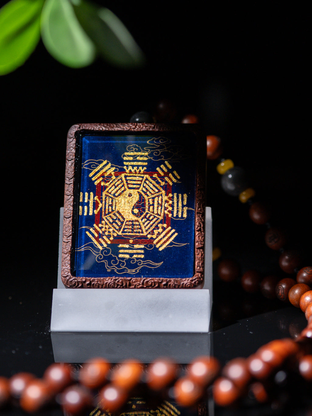 手绘点彩 官将首白鹤童子枣木外壳吊坠唐卡