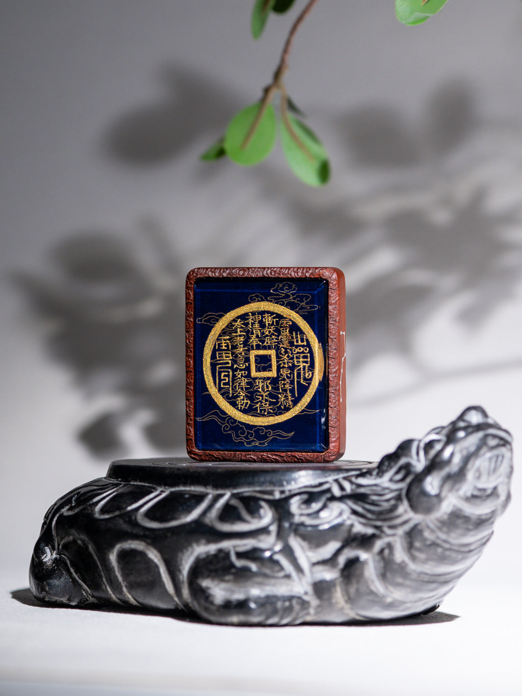 纯手绘 山鬼花钱+八卦 枣木外壳吊坠唐卡