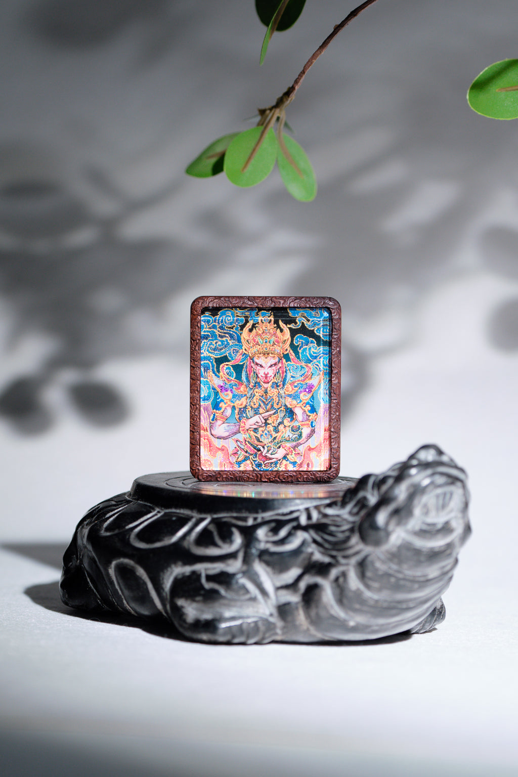 手绘点彩 官将首白鹤童子枣木外壳吊坠唐卡