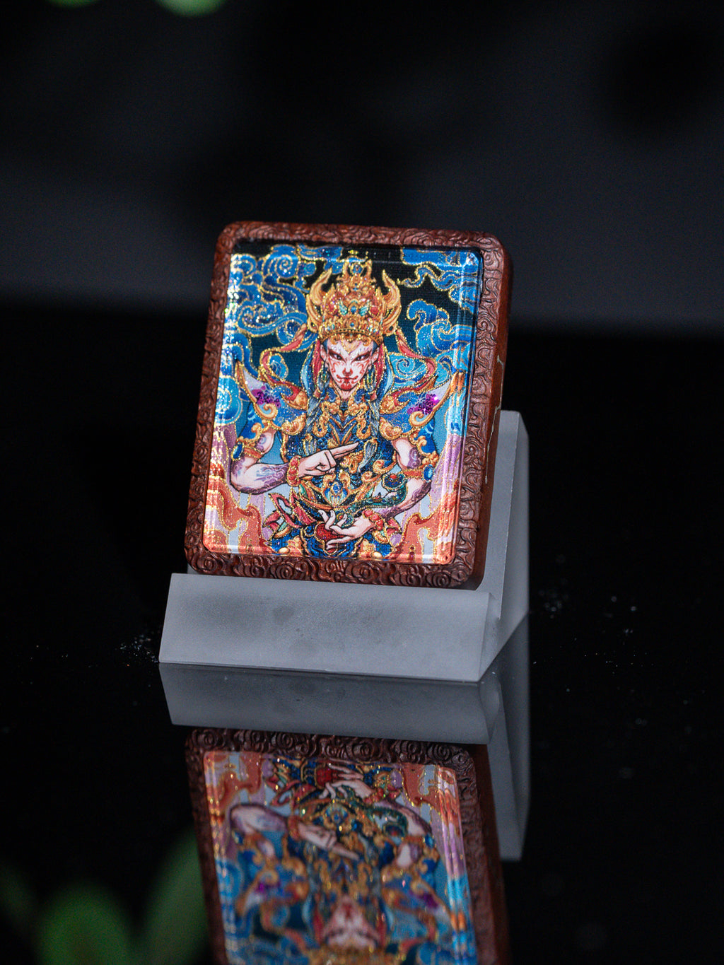 手绘点彩 官将首白鹤童子枣木外壳吊坠唐卡