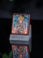 手绘点彩 官将首白鹤童子枣木外壳吊坠唐卡