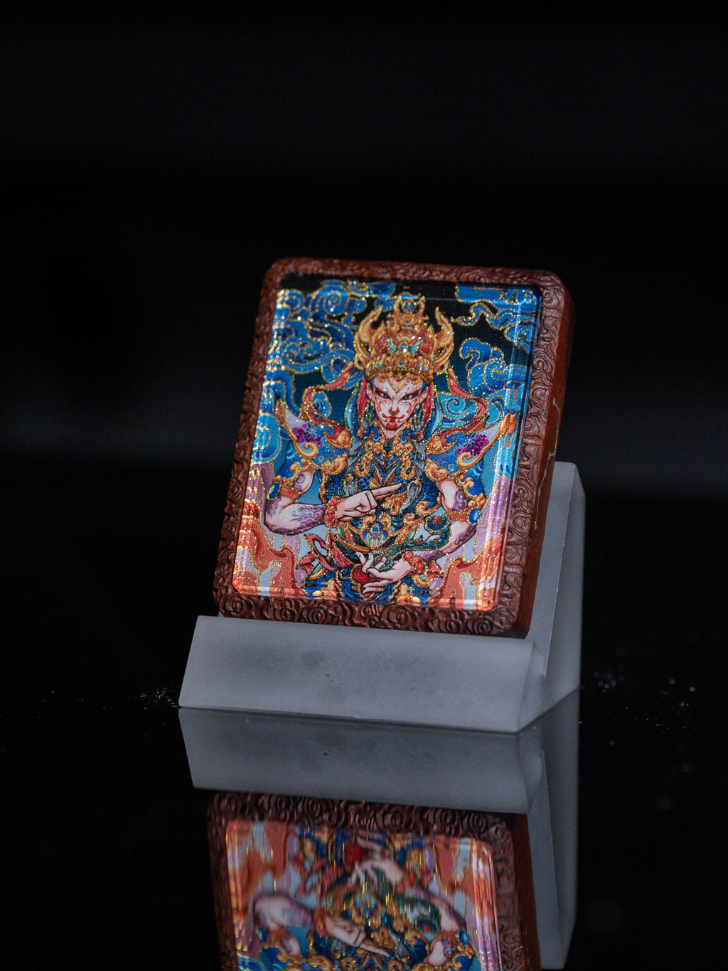 手绘点彩 官将首白鹤童子枣木外壳吊坠唐卡