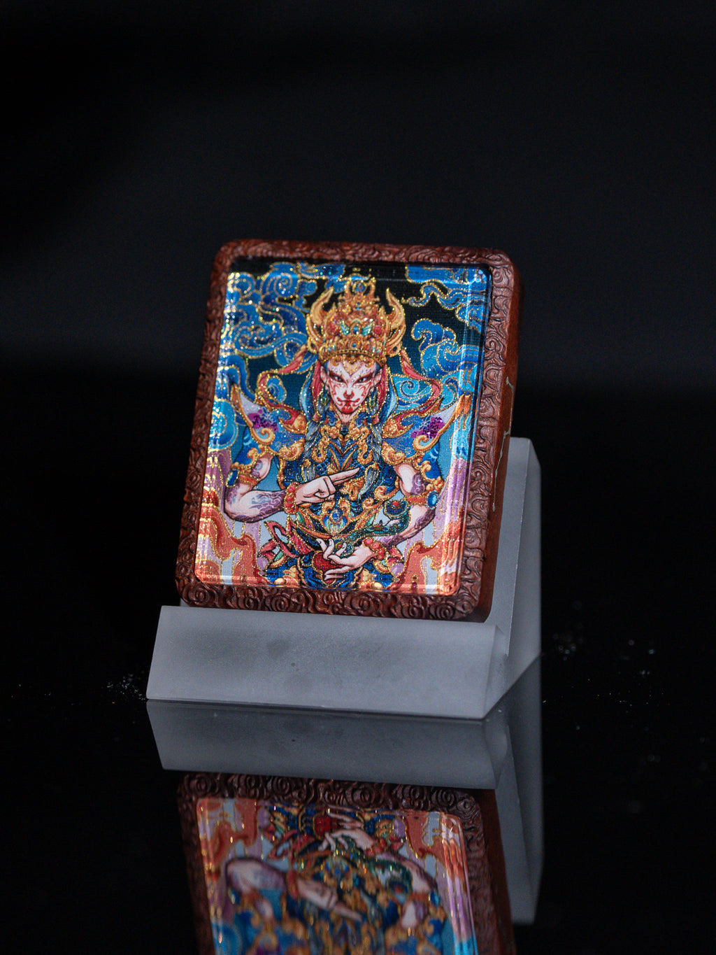 手绘点彩 官将首白鹤童子枣木外壳吊坠唐卡