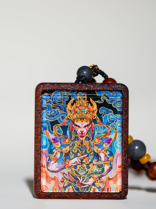 手绘点彩 官将首白鹤童子枣木外壳吊坠唐卡