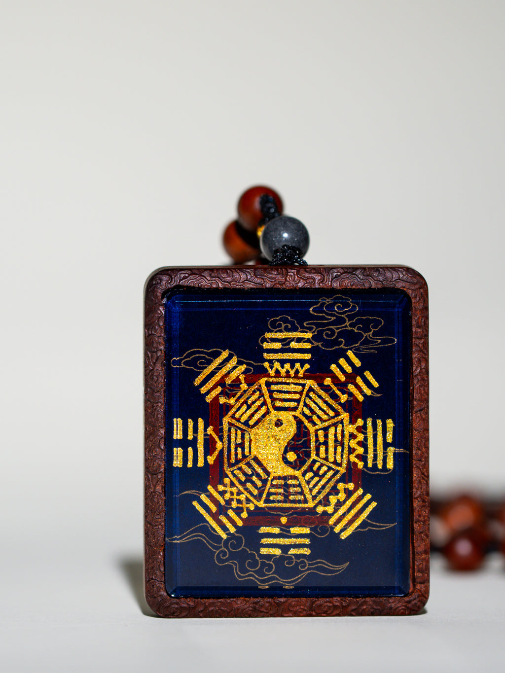 手绘点彩 官将首白鹤童子枣木外壳吊坠唐卡