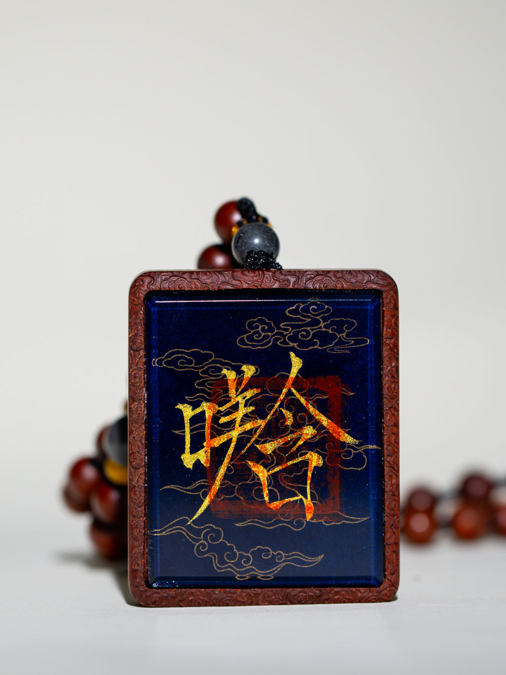 手绘点彩 斗姆元君枣木外壳吊坠唐卡