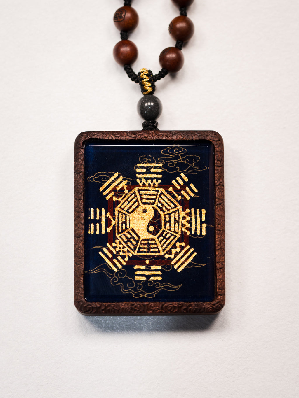 手绘点彩 官将首白鹤童子枣木外壳吊坠唐卡