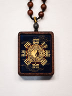 手绘点彩 官将首白鹤童子枣木外壳吊坠唐卡